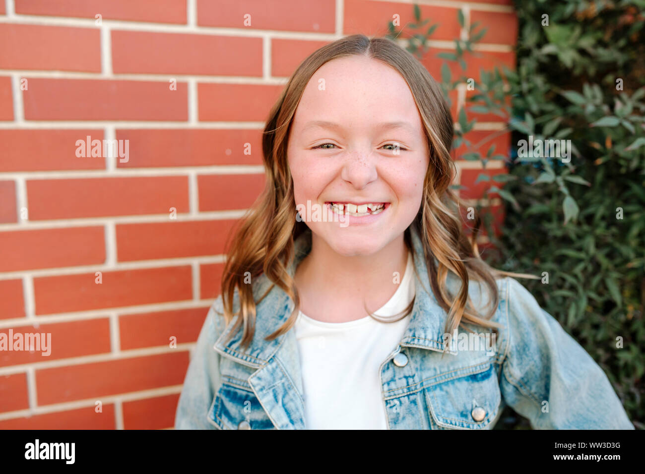 Smiling teenage girl with Down Syndrome retourne à l'extérieur des cheveux en soleil Banque D'Images