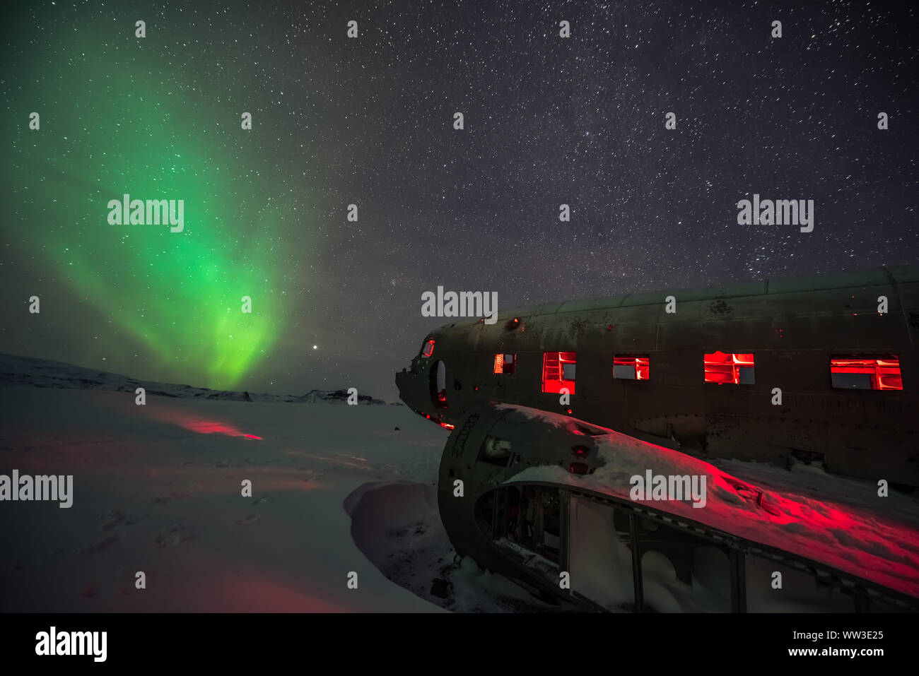 Northern Lights sur épave de l'avion en Islande Banque D'Images