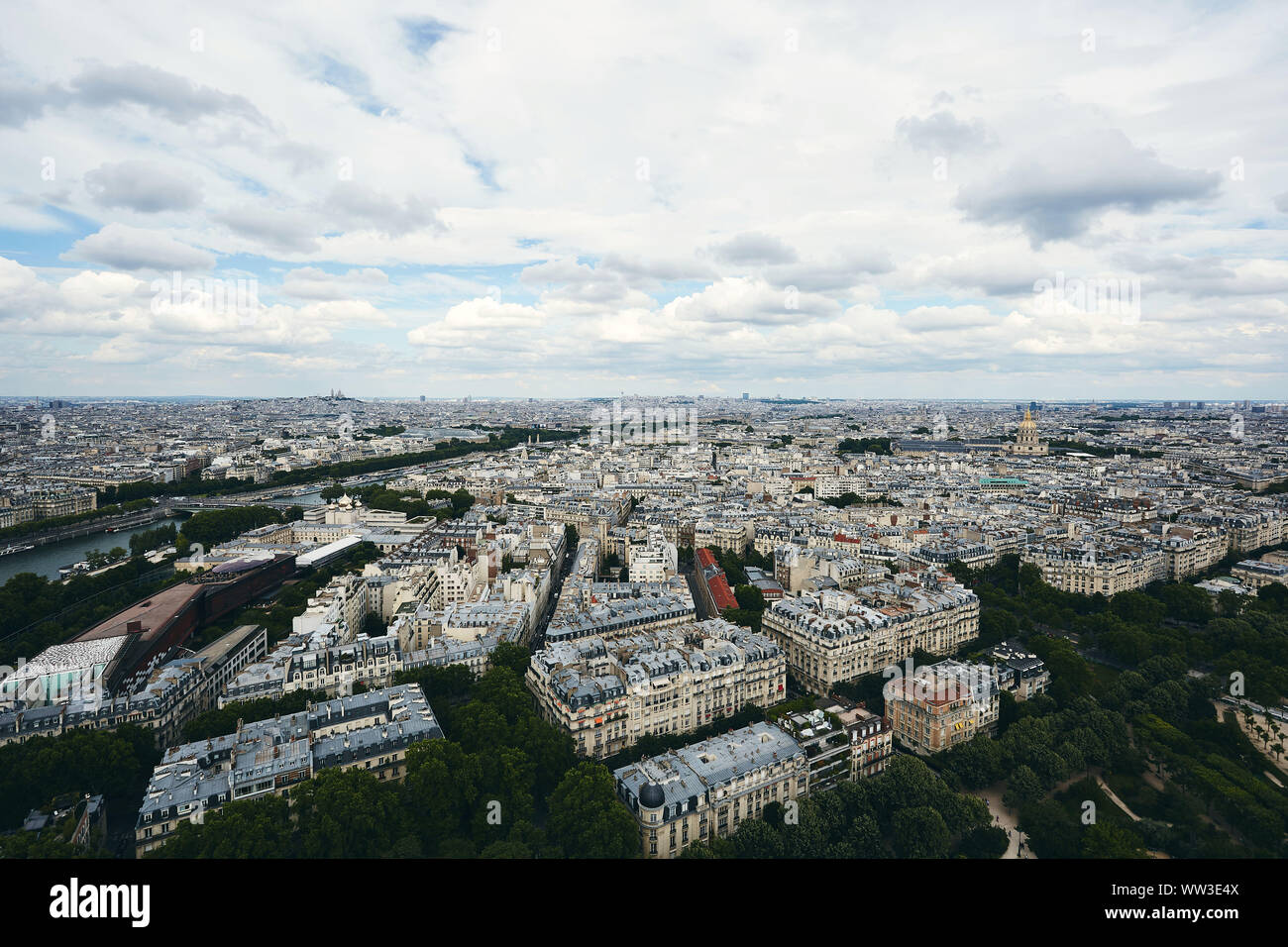 Vue aérienne de la tour Eiffel à Paris dans une journée clody Banque D'Images