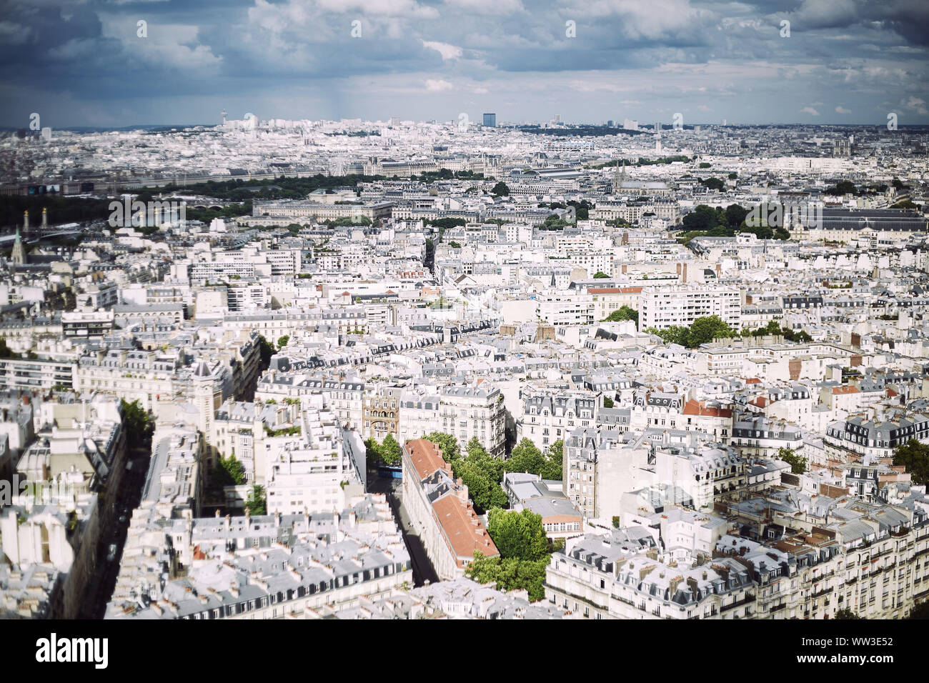 Vue aérienne de Paris de la tour Eiffel dans un jour nuageux Banque D'Images