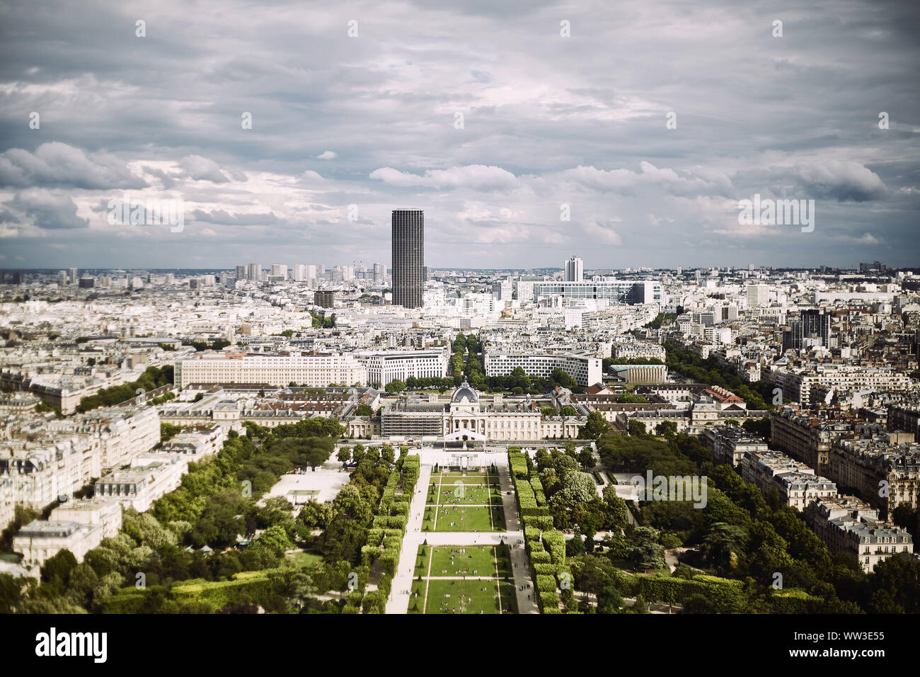 Vue aérienne de Paris de la tour Eiffel dans un jour nuageux Banque D'Images