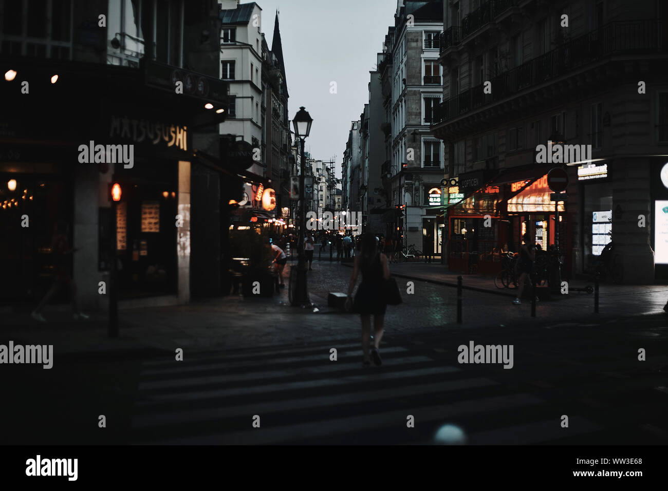 Rue de nuit à Paris avec les lumières de la ville et de la vie Banque D'Images