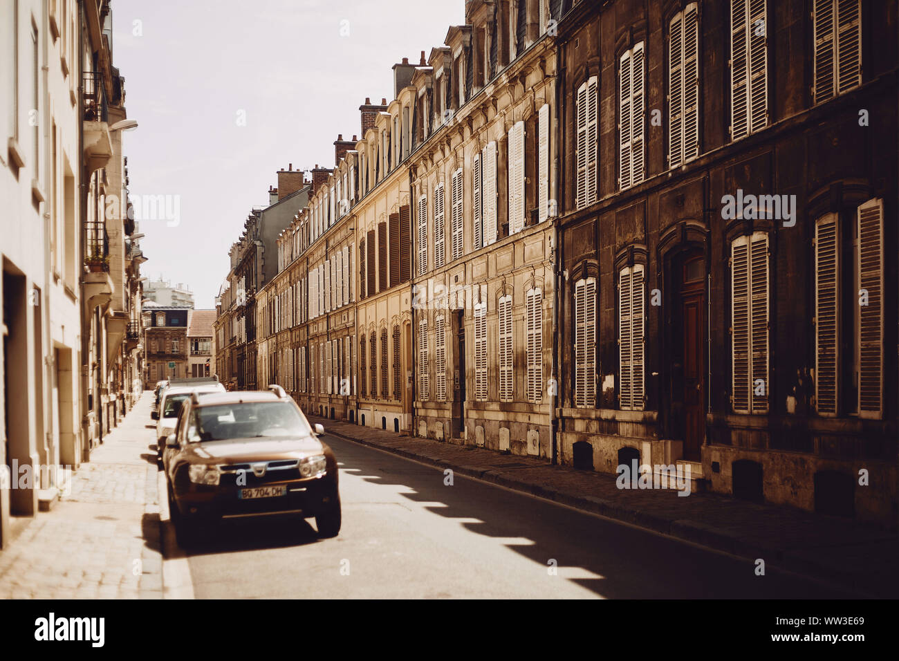 Rue d'été avec des wagons à Reims, France Banque D'Images