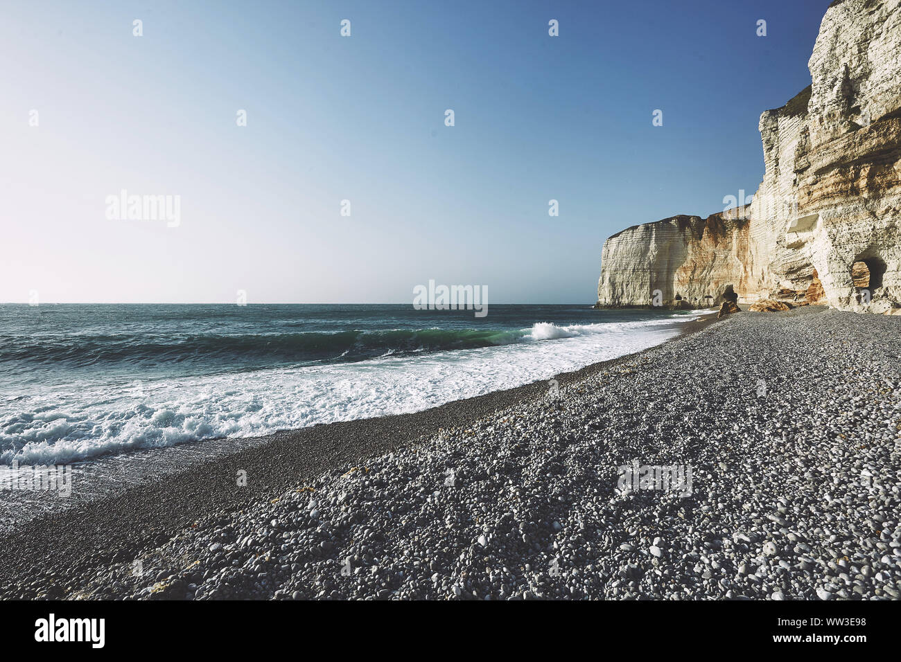 Mer de galets de Normandie avec les rochers et le ciel bleu Banque D'Images