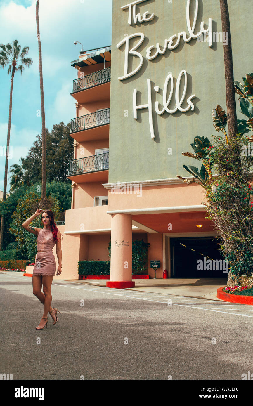 Young woman posing in Beverly Hills avec style vintage Banque D'Images