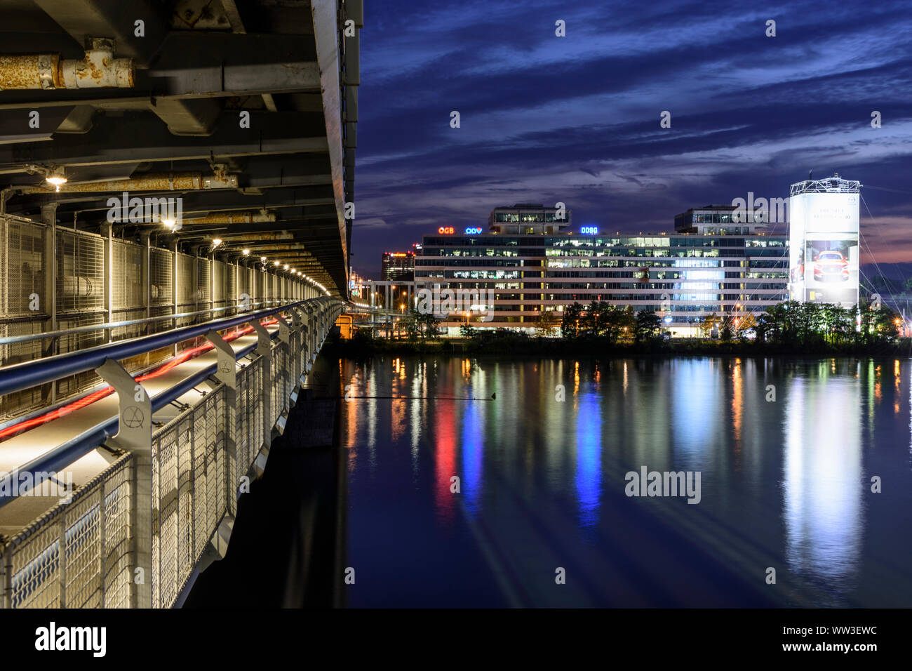 Wien, Vienne : rivière Donau (Danube), pont Praterbrücke freeway, Location immeuble Katamaran, avec l'ÖGB (Österreichischer Gewerkschaftsbund, Autriche Banque D'Images