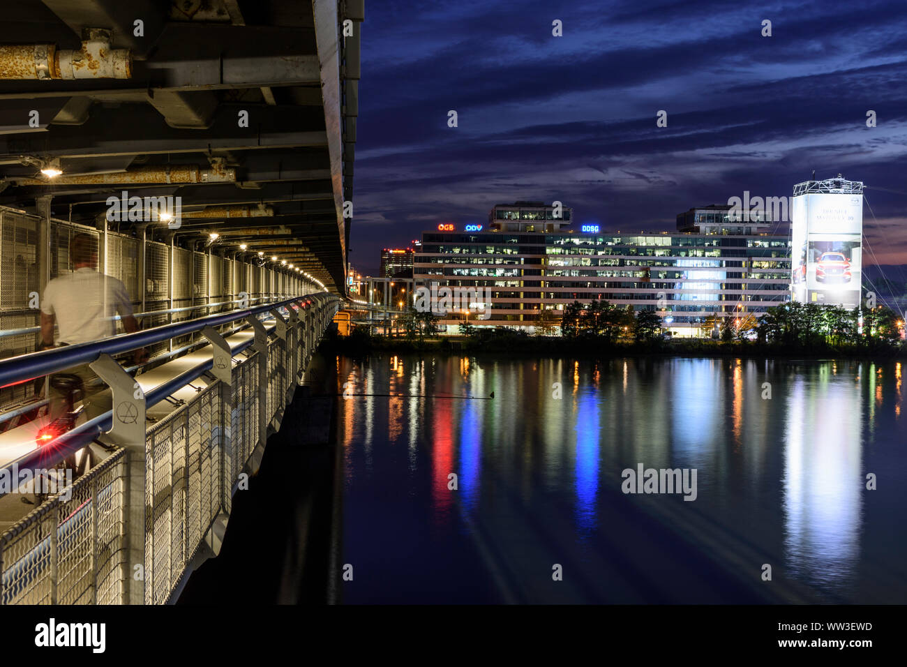 Wien, Vienne : rivière Donau (Danube), pont Praterbrücke freeway, Location immeuble Katamaran, avec l'ÖGB (Österreichischer Gewerkschaftsbund, Autriche Banque D'Images