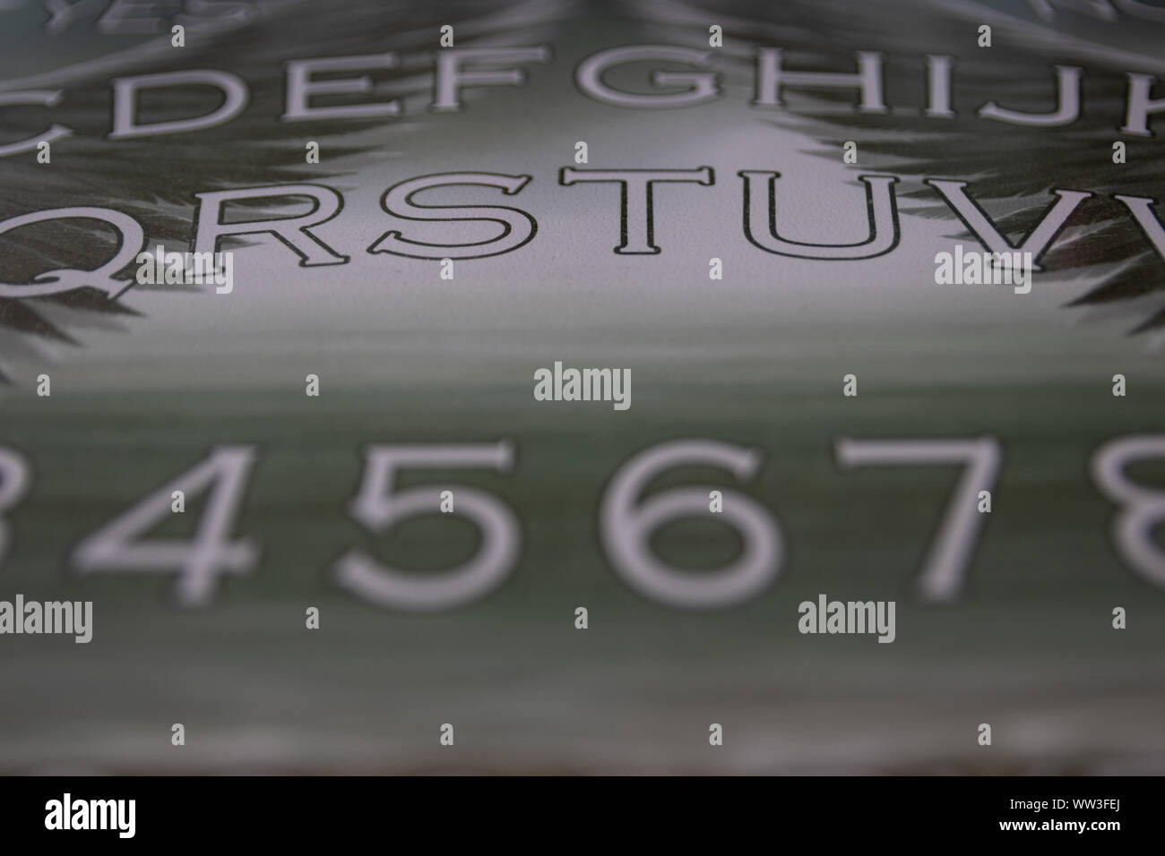 Un gros plan des chiffres et lettres d'un ange a utilisé pour évoquer des esprits ou anges ressemble beaucoup à un Ouija board Banque D'Images