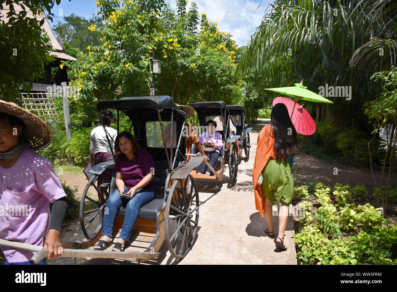 Kanchanaburi, Thaïlande, 09.09.2019 : Les sections locales sont le transport des touristes et des invités, en pousse-pousse traditionnel dans 'Mallika Ville R.E. 124', l'héritage, retro-ci Banque D'Images