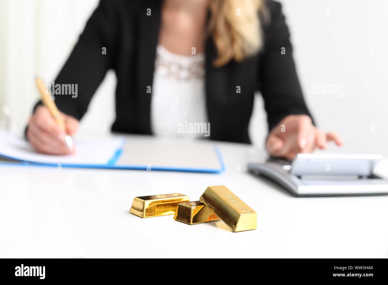 Femme avec Bullion Gold Bar et calculatrice Banque D'Images