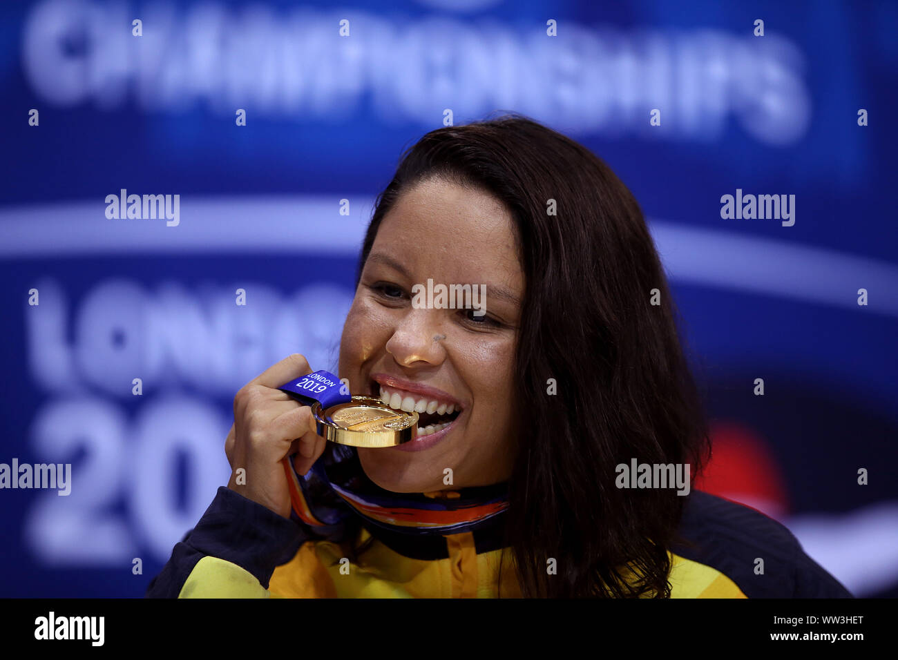 Edenia du Brésil Garcia pose avec sa médaille d'or dans le 50m dos finale S3 pendant quatre jours du monde Para natation Championnats d'Allianz au Centre aquatique de Londres, Londres. Banque D'Images