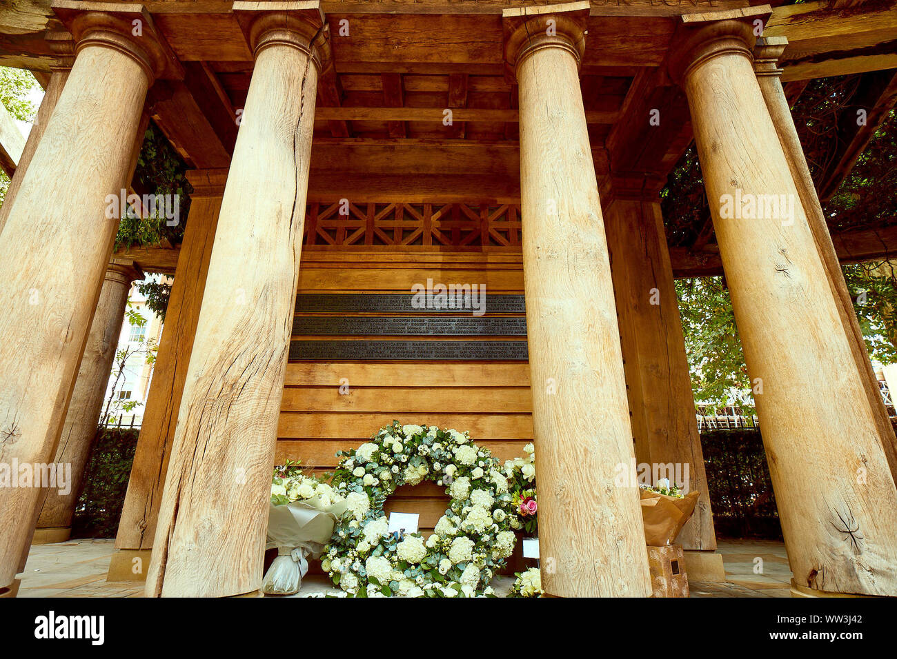 Londres, Royaume-Uni - 12 septembre 2019 : Fleurs placé au 11 septembre dans le jardin commémoratif Grosvenor Square pour la 18e annoiversary de l'attaque du 9/11. Banque D'Images