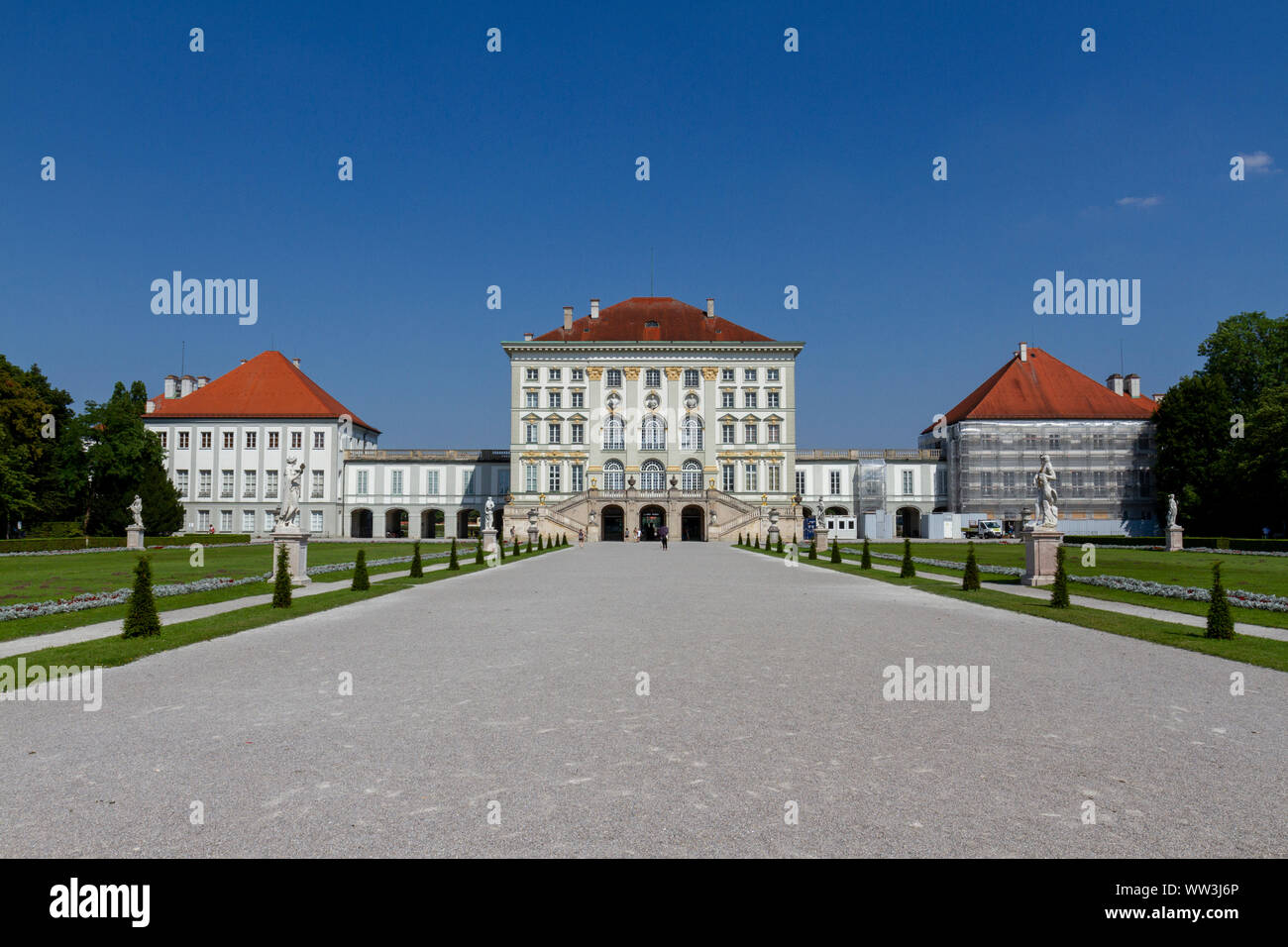 Vue sur le Palais Nymphenburg à partir des terrains (Schloss Nymphenburg), Munich, Bavière, Allemagne. Banque D'Images