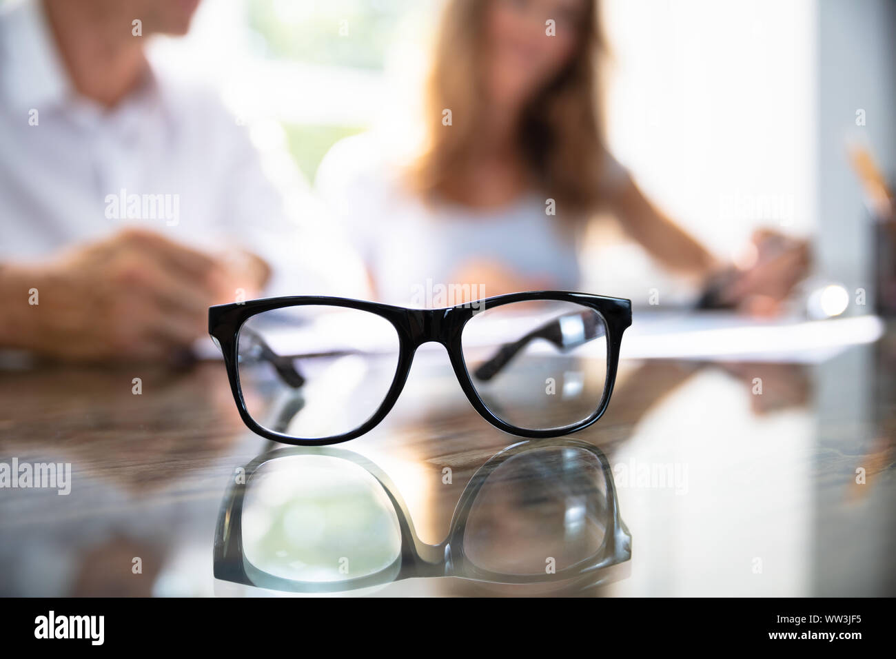 Close-up of two Business People's Part de l'analyse graphique sur Desk In Office Banque D'Images