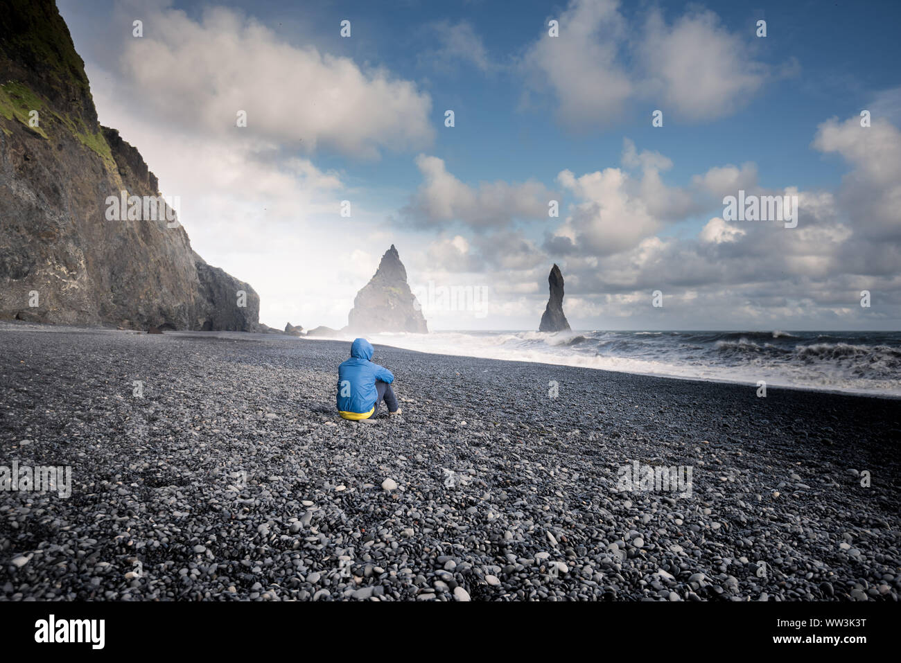 Plage de sable noir de Reynisfjara qui jouit, Vik l'Islande Banque D'Images
