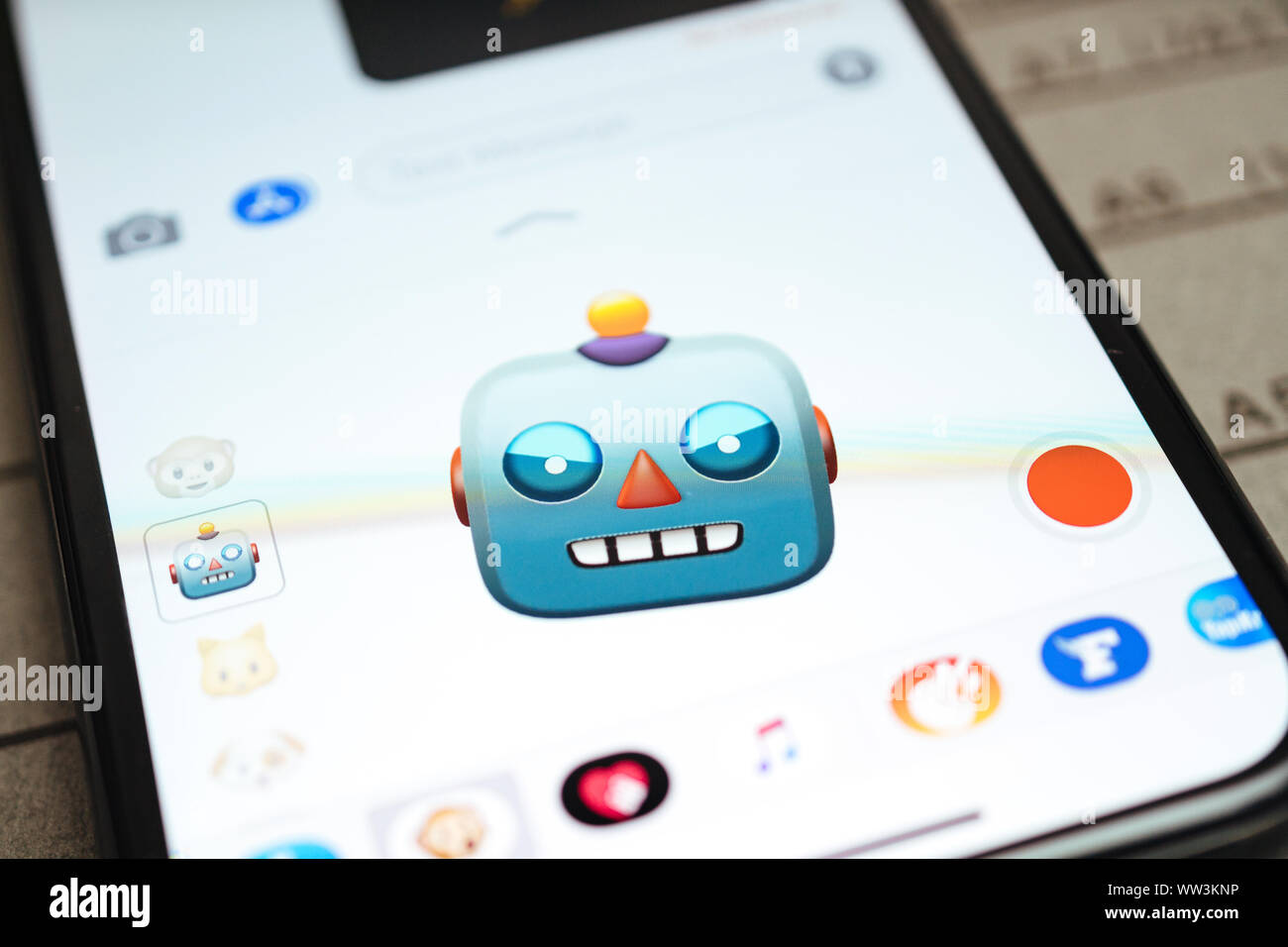 Paris, France - Sep 12, 2019 : Dernier iPhone Pro Animoji 11 comprenant de multiples caractères avec visage de robot exprimant sentiments sourire Banque D'Images