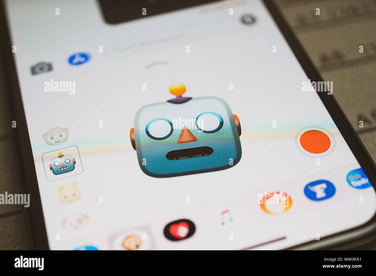 Paris, France - Sep 12, 2019 : Dernier iPhone Pro Animoji 11 et présentant plusieurs caractères de la face de l'expression de sentiments face étonnante du robot Banque D'Images