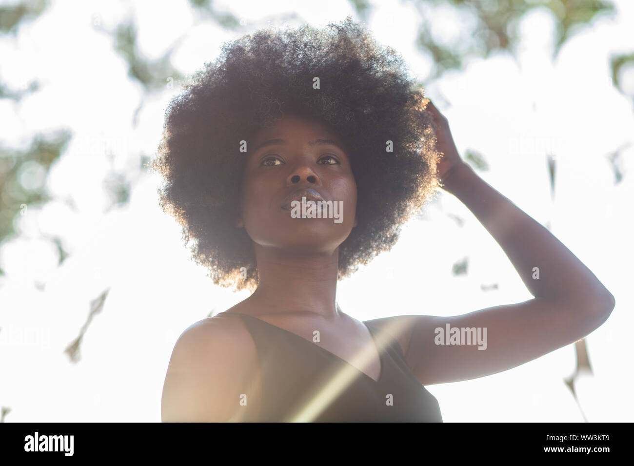 Young african american woman shot par dessous, confiants, déterminés d'oeil Banque D'Images