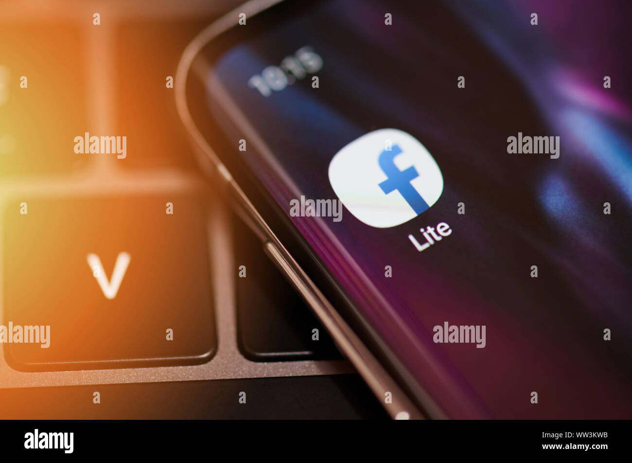 New York, USA - 12 septembre 2019 : Facebook lite médias sociaux icône dans l'écran du smartphone vue rapprochée Banque D'Images
