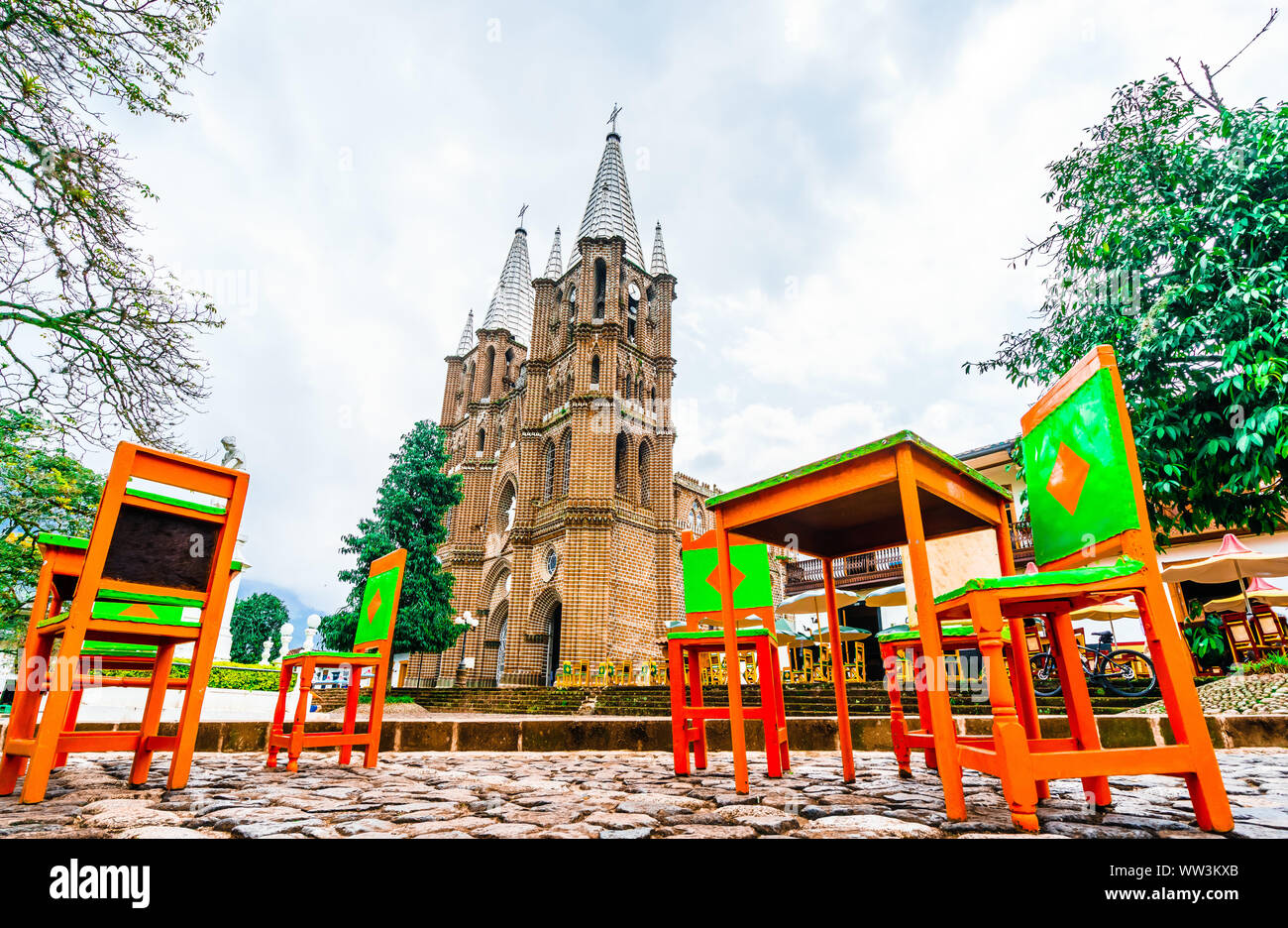 Vue sur l'église et de la place principale de la ville coloniale en El Jardin, Colombie, Amérique du Sud Banque D'Images