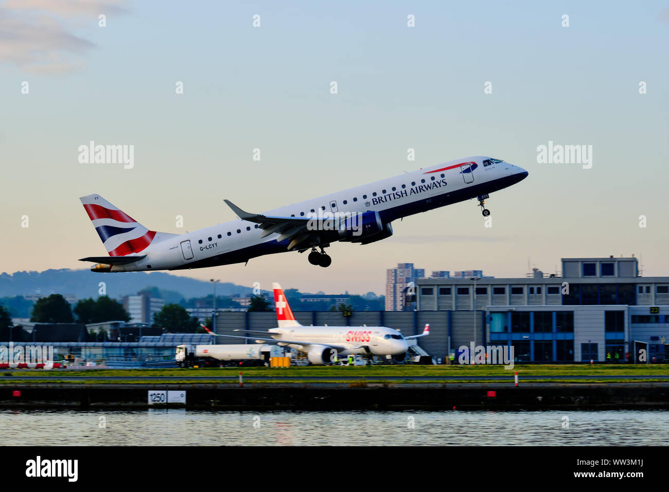 Sur la photo, l'avion de British Airways à l'aéroport de London City. Banque D'Images