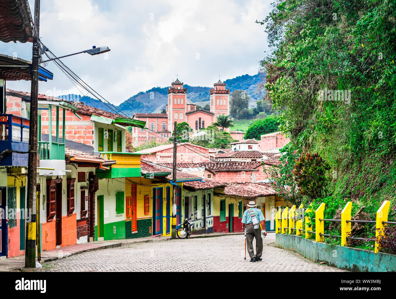 Vieil homme dans les rues de village colonial dans le centre de Jerico, Colombie Banque D'Images