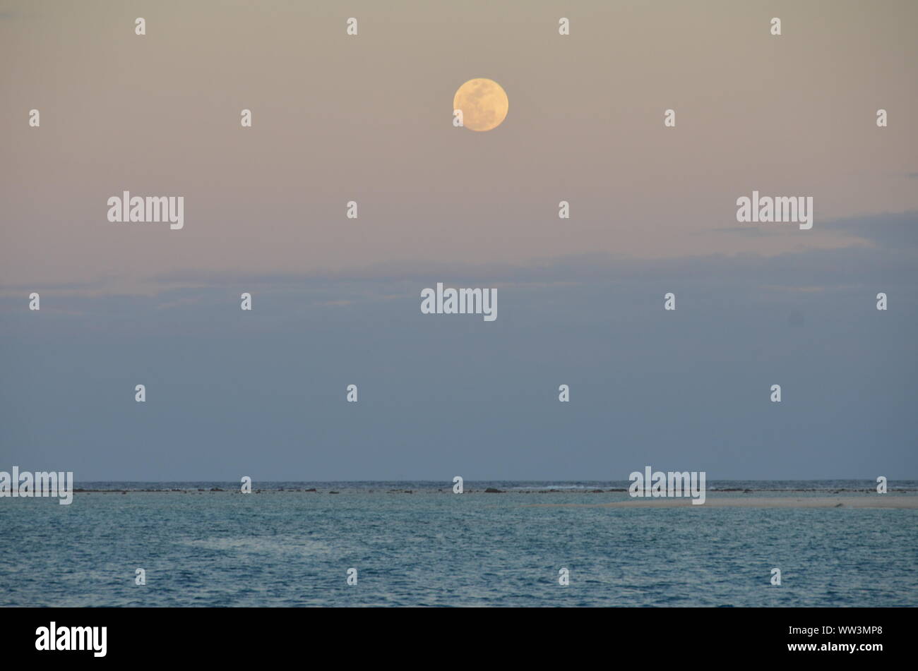 La lune dans l'ombre sur l'océan Pacifique Sud à l'archipel des Tuamotu Banque D'Images