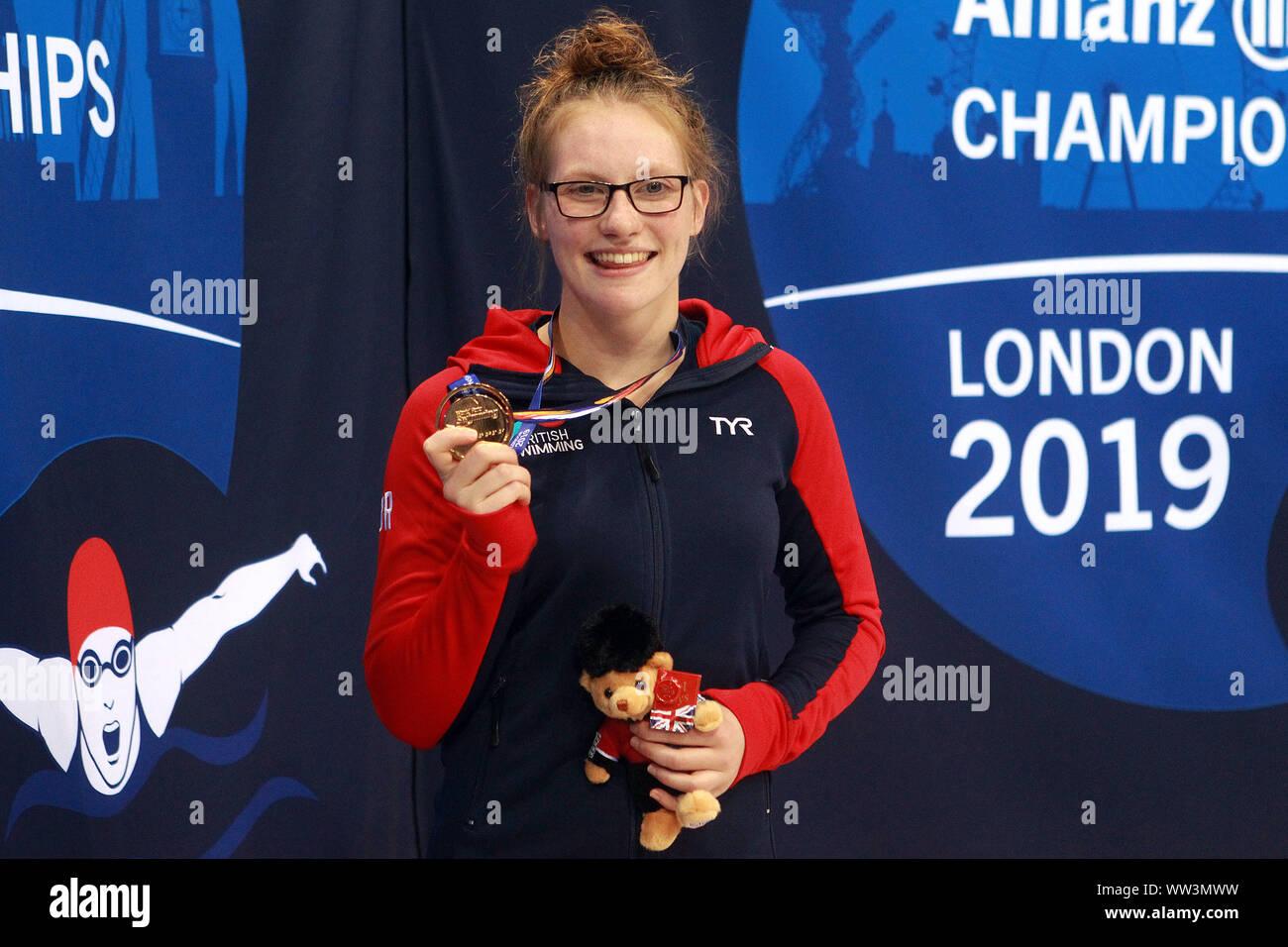 Londres, Royaume-Uni. Sep 12, 2019. Rebecca Redfern de Grande-bretagne montre sa médaille de bronze elle a gagné dans la Women's 100m brasse SB13 course. Championnats du monde de natation 2019 Para Allianz jour 4 à l'Aquatics Centre de Londres à Londres, Royaume-Uni le jeudi 12 septembre 2019. Cette image ne peut être utilisé qu'à des fins rédactionnelles. Utilisez uniquement rédactionnel, pic par Steffan Bowen/Andrew Orchard la photographie de sport/Alamy live news Crédit : Andrew Orchard la photographie de sport/Alamy Live News Banque D'Images