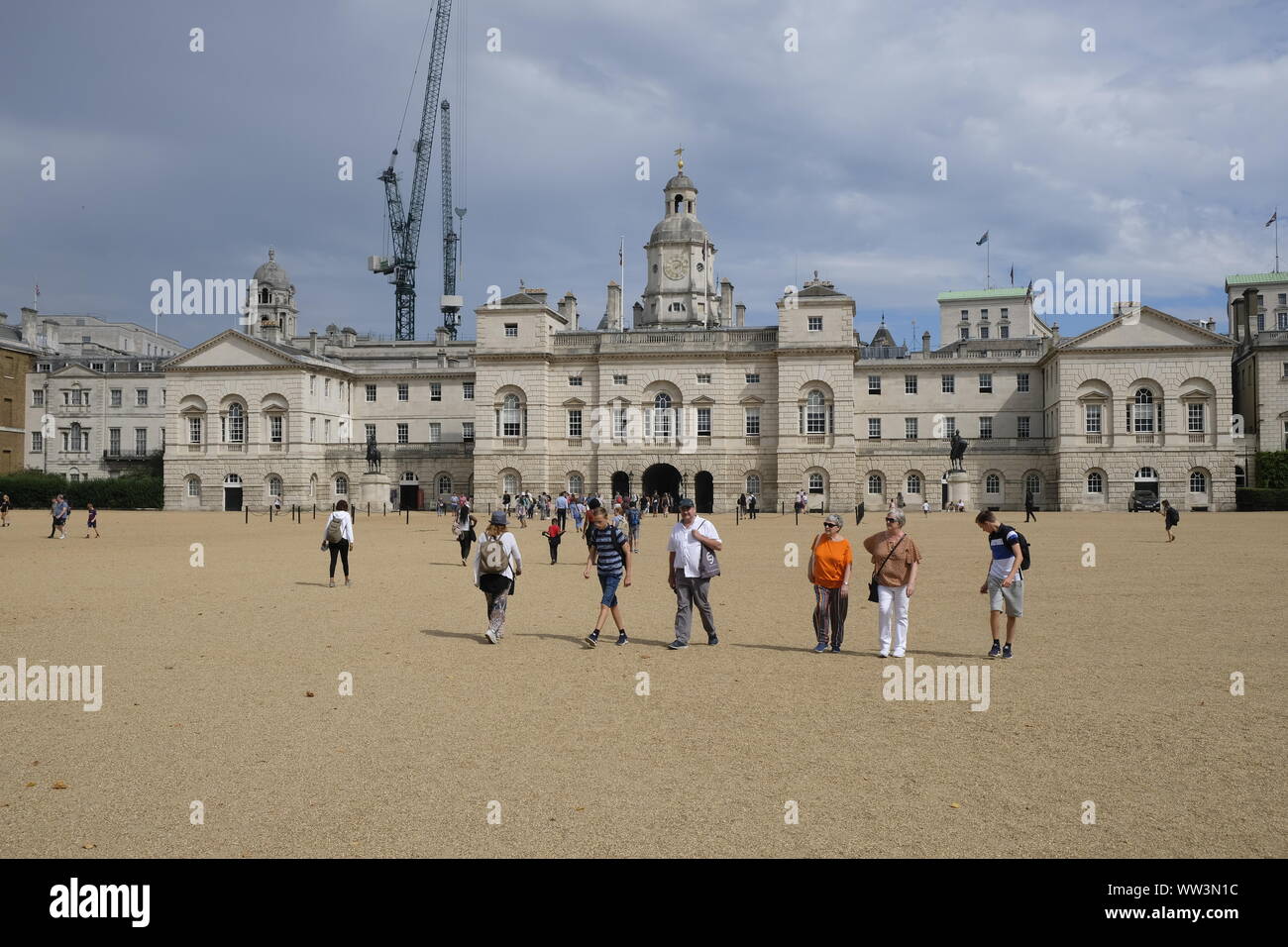 Août 2019. Les touristes en se promenant dans Londres, UK Horse Guard Parade Banque D'Images