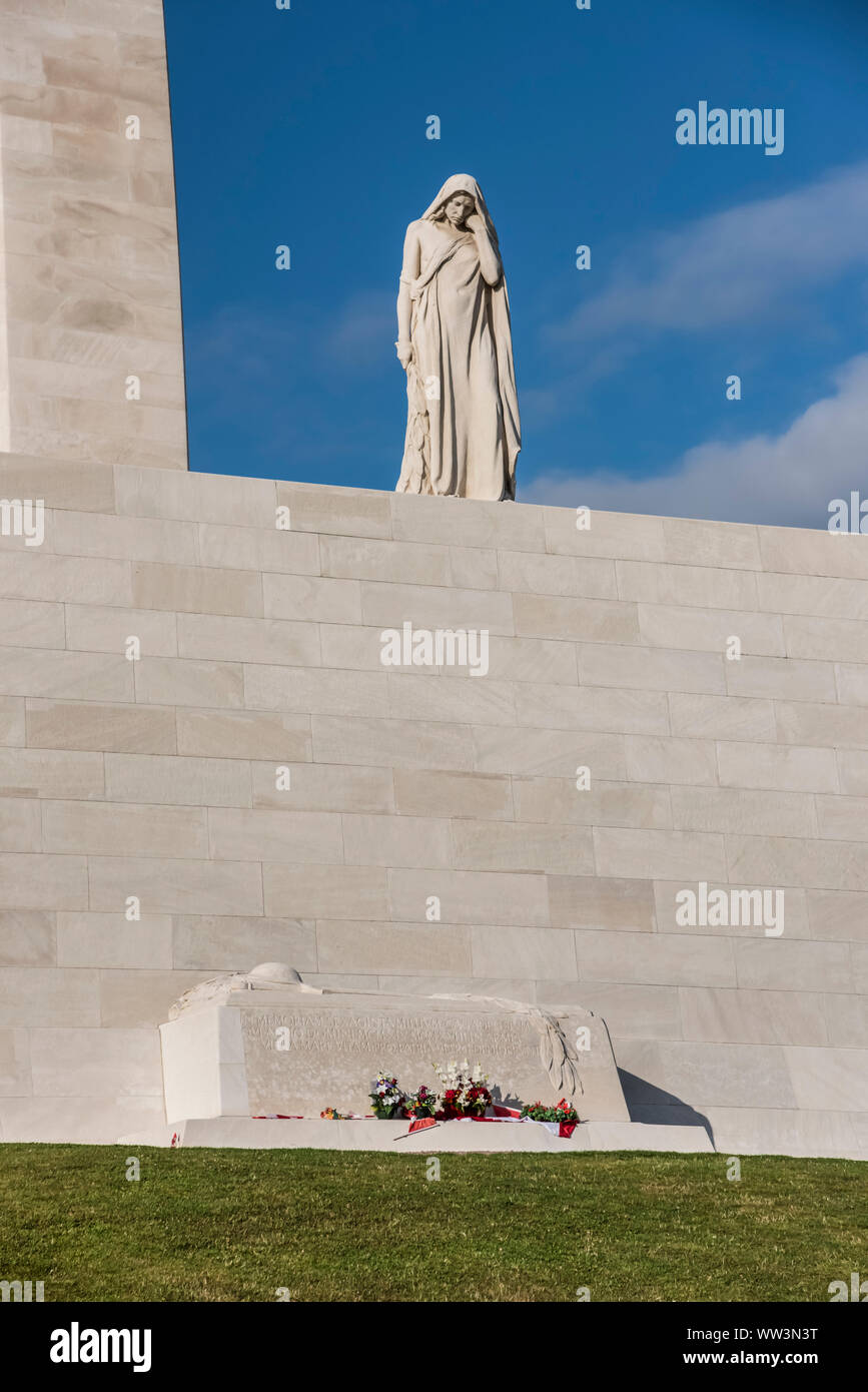 Mère Canada pleure la perte de ses 60 000 jeunes hommes dans la Loi canadienne sur la crête de Vimy, mémorial de la PREMIÈRE GUERRE MONDIALE sur le champ de bataille de la Somme Banque D'Images