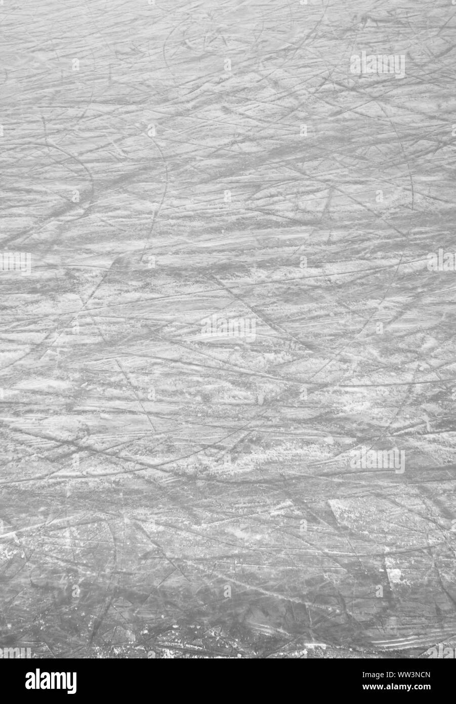 Les rayures de patins sur la glace de la patinoire de patinage. Idéal pour les concepts et les milieux. Banque D'Images