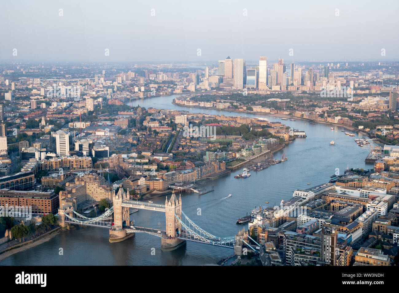 Août 2019. Vue aérienne de la Tamise, à l'est, avec le Tower Bridge au premier plan et de Canary Wharf en arrière-plan. Banque D'Images