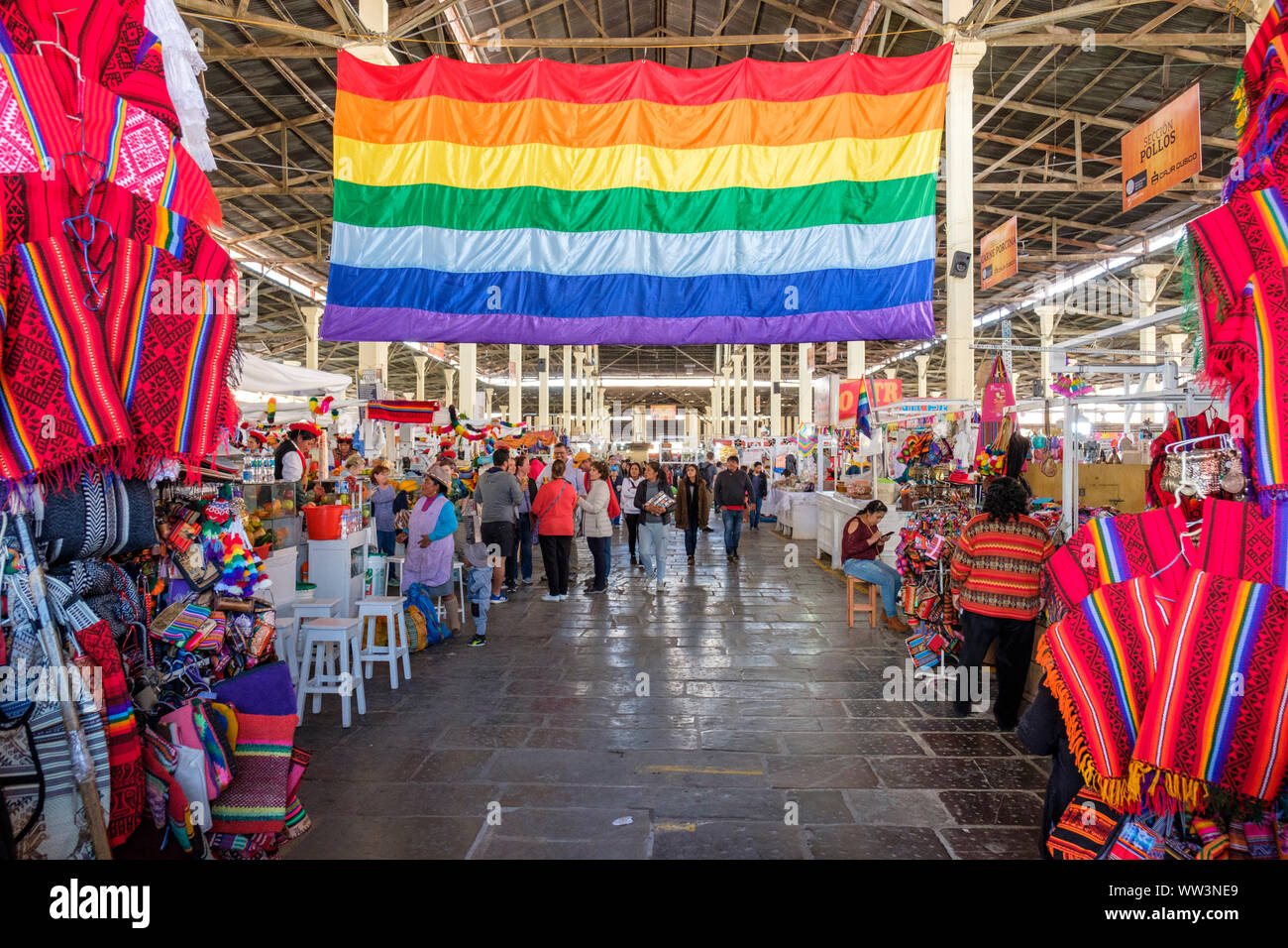 Marché du Pérou, à l'intérieur du marché de San Pedro, ville de la Vallée Sacrée de Cusco, Cuzco, Pérou Banque D'Images
