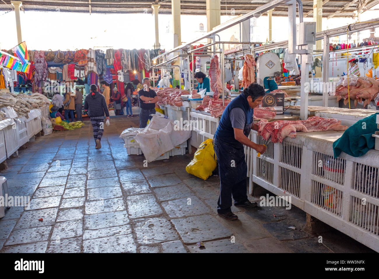 Pérou marché alimentaire, boucherie découpage de viande à l'intérieur du marché de San Pedro dans la ville de la Vallée Sacrée de Cusco / Cuzco, Pérou Banque D'Images