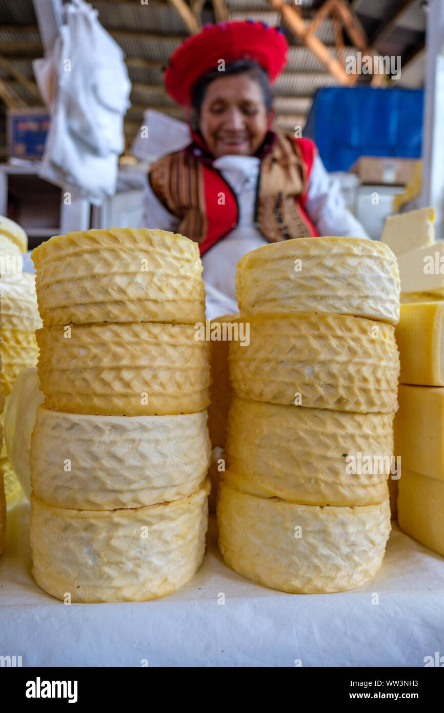 Pérou marché alimentaire, fromage, cheesemonger à l'intérieur du marché de San Pedro dans la ville de la Vallée Sacrée de Cusco / Cuzco, Pérou Banque D'Images