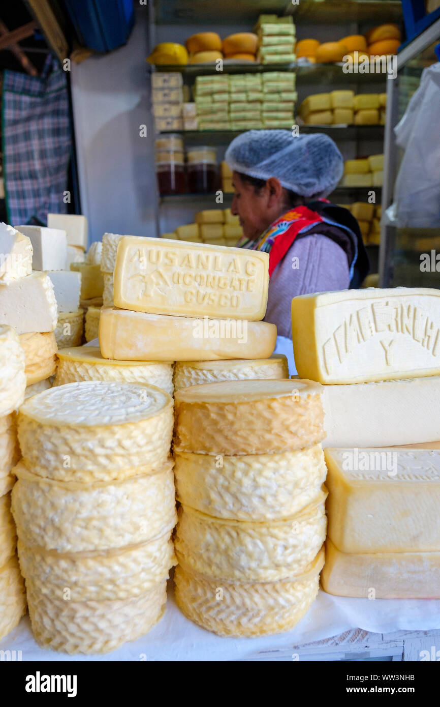 Pérou marché alimentaire, fromage, cheesemonger à l'intérieur du marché de San Pedro dans la ville de la Vallée Sacrée de Cusco / Cuzco, Pérou Banque D'Images