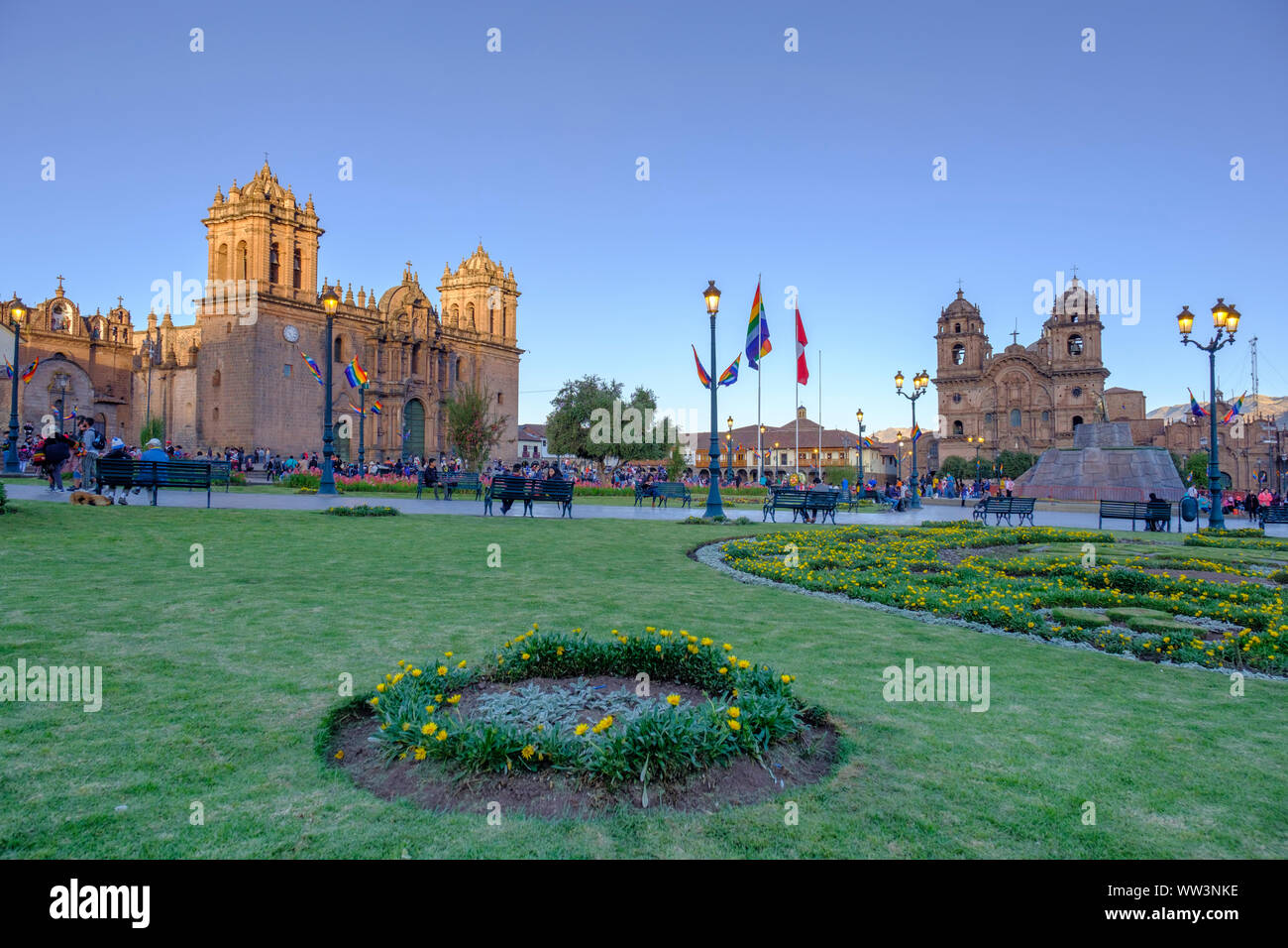 Population locale à Cusco Plaza de Armas Cusco pendant le coucher du soleil, fin d'après-midi, Vallée sacrée, ville de Cuzco, Pérou. Banque D'Images