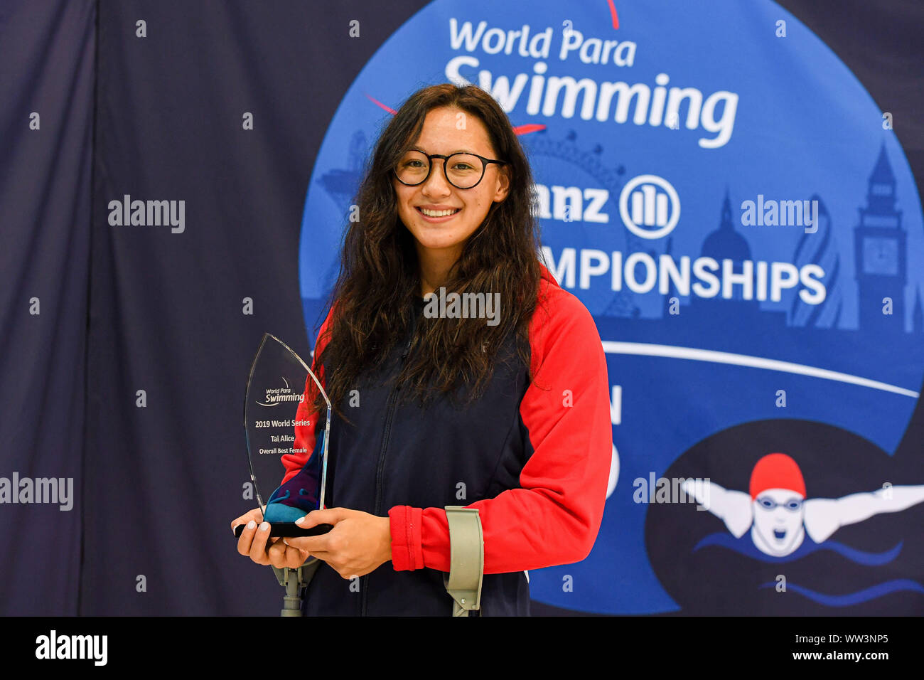 Londres, Royaume-Uni. 12 Sep, 2019. Great Britain's TAI Alice montre son trophée après le 400m nage libre finale S8 pendant quatre jours de 2019 aux Championnats du monde de natation Para Allianz à Londres Natation Centre le jeudi 12 septembre 2019. Londres en Angleterre. Credit : Taka G Wu/Alamy Live News Banque D'Images