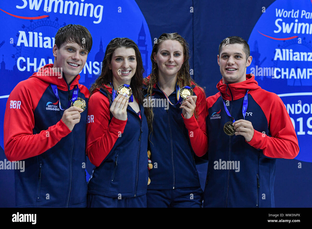 Londres, Royaume-Uni. 12 Sep, 2019. La Grande Bretagne - l'équipe de relais de gauche Grande-bretagne's Thomas Hamer, Jessica-Jane Applegate, Bethany Firth et Reece Dunn posent avec médaille d'après le 4x100m relais nage libre S14 pendant la journée finale quatre de 2019 aux Championnats du monde de natation Para Allianz à Londres Natation Centre le jeudi 12 septembre 2019. Londres en Angleterre. Credit : Taka G Wu/Alamy Live News Banque D'Images