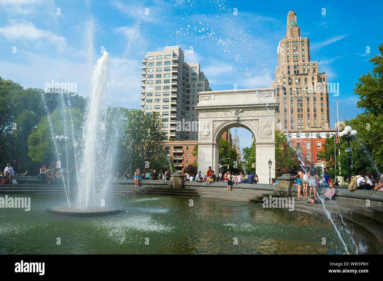 NEW YORK - 15 août 2017 : Les gens vous rafraîchir par une chaude journée d'été à la fontaine du parc de Washington Square, propose en 2009 pour l'aligner avec l'arche. Banque D'Images