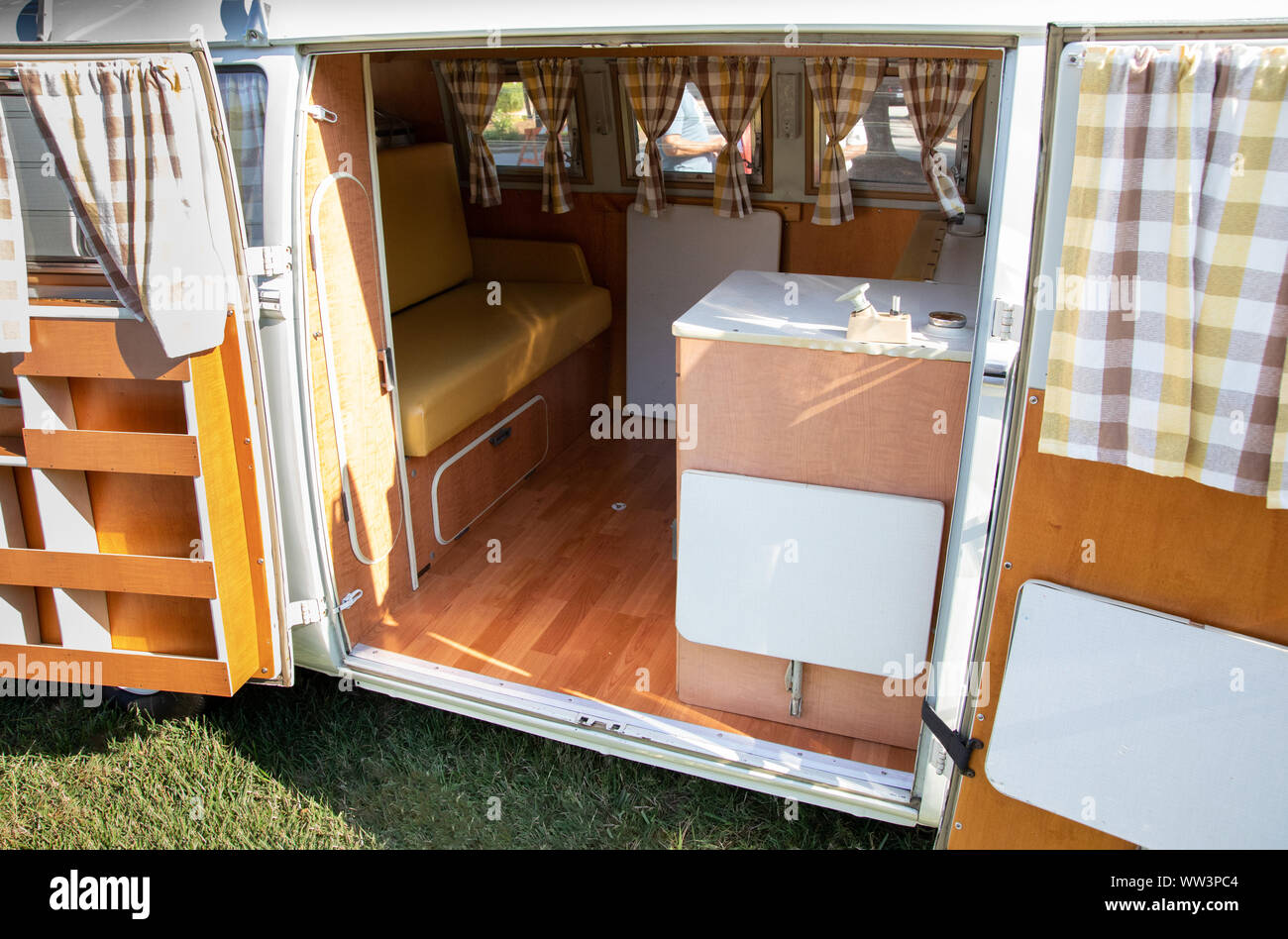 HICKORY, NC, USA-7 sept 2019 : Intérieur d'une Volkswagen 1967 un millésime 11, 4400 fenêtre avec camping-package. Banque D'Images