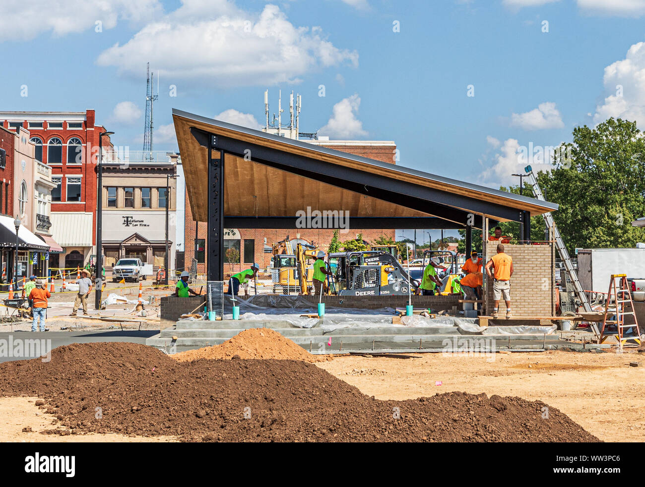 HICKORY, NC, USA-3 sept 2019 : Les travailleurs qui construisent une structure unique sur la place principale du centre-ville. Banque D'Images