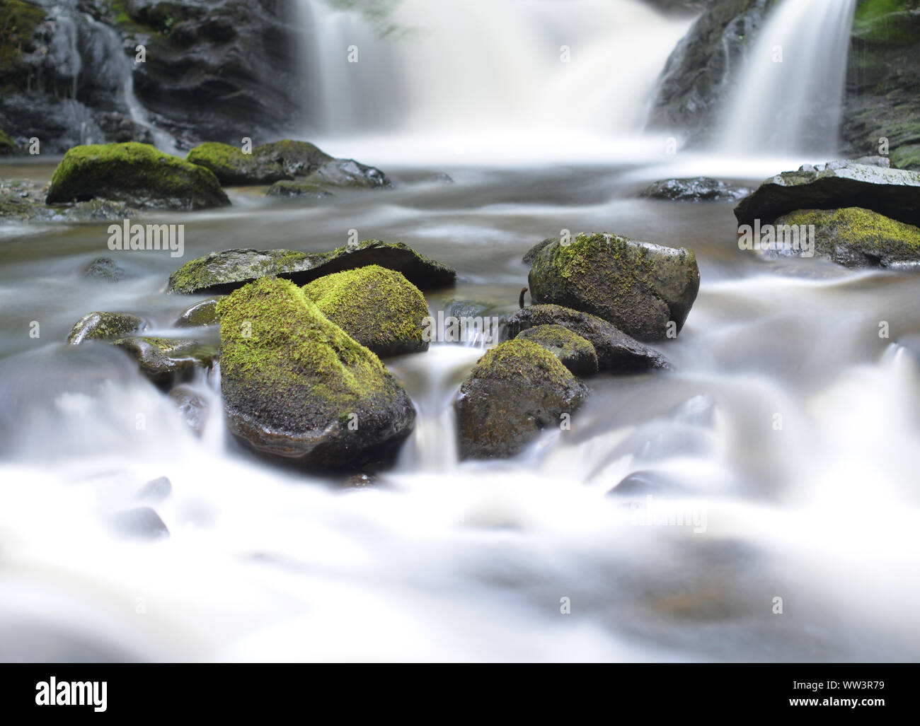 Sur les rochers, l'eau soyeuse Banque D'Images