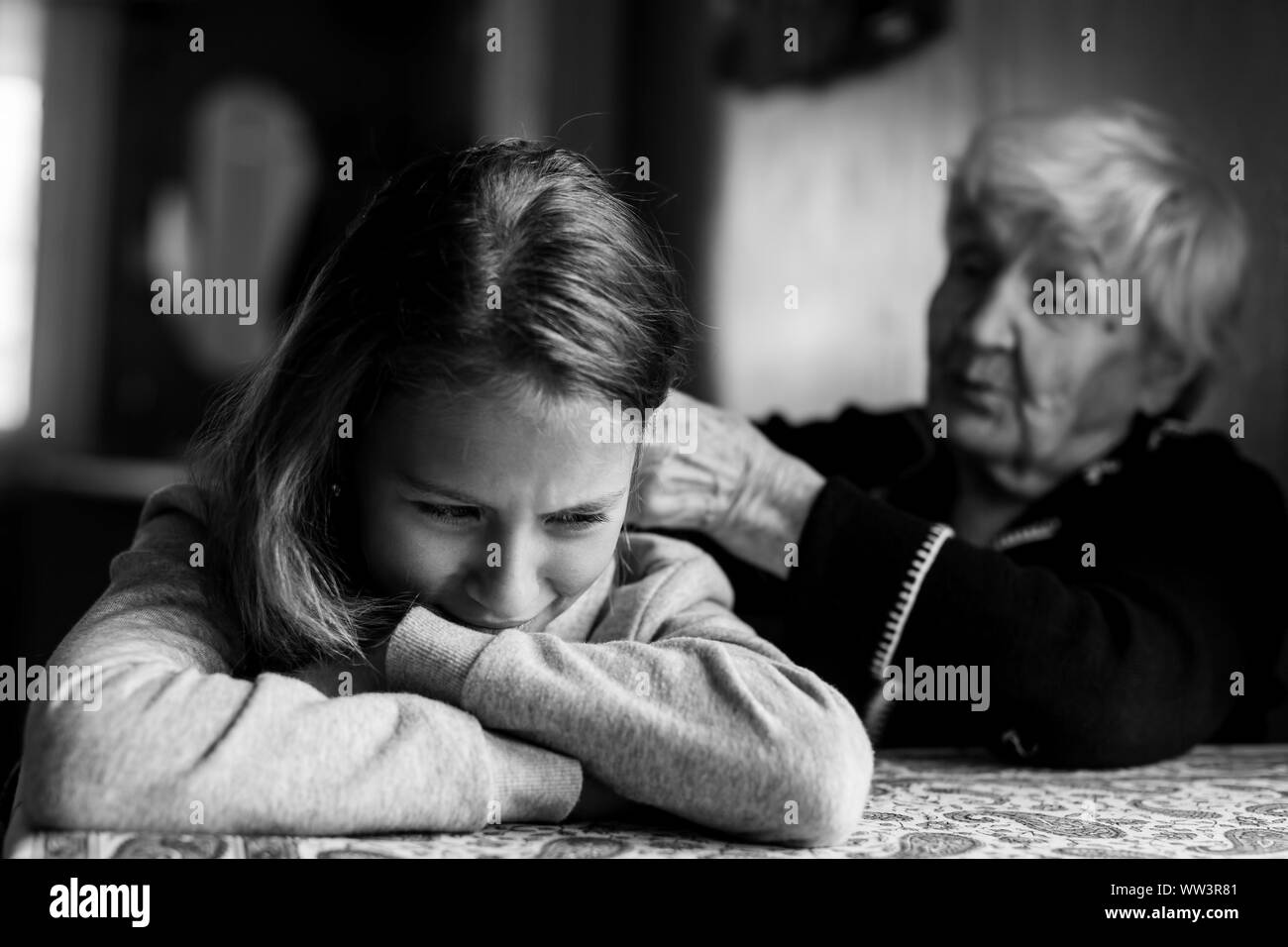 Cheveux tresses grand-mère petite fille en colère. Photo en noir et blanc. Banque D'Images