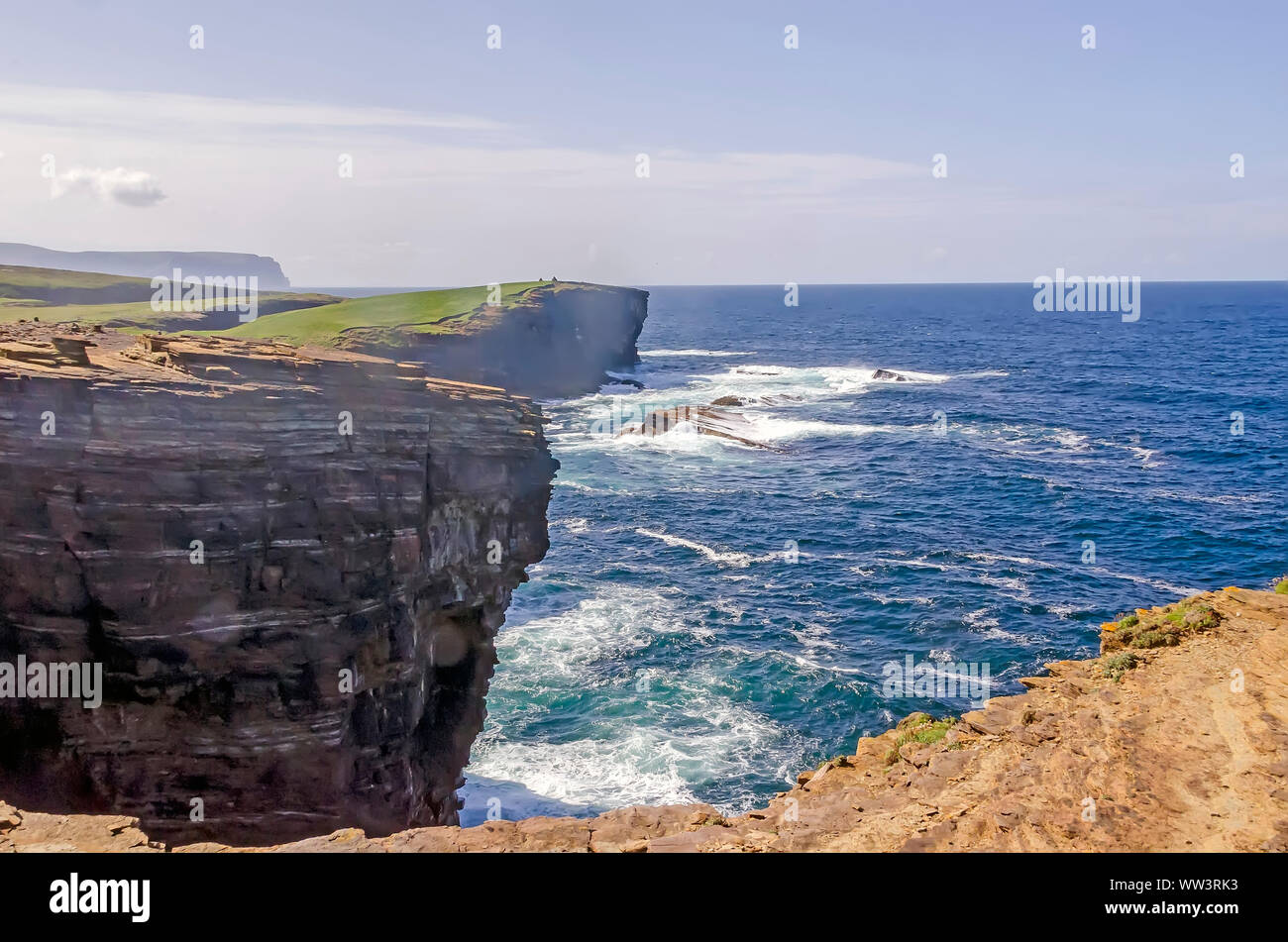 Les falaises sont Yesnaby vieux spectaculaires falaises de grès rouge sur la côte atlantique de l'ouest de la partie continentale de l'Orkney Ecosse Banque D'Images