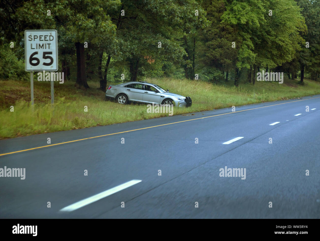 Middletown, CT USA. Sept 2019. State Police cruiser garé sur le côté de la route attendent des chauffards. Banque D'Images