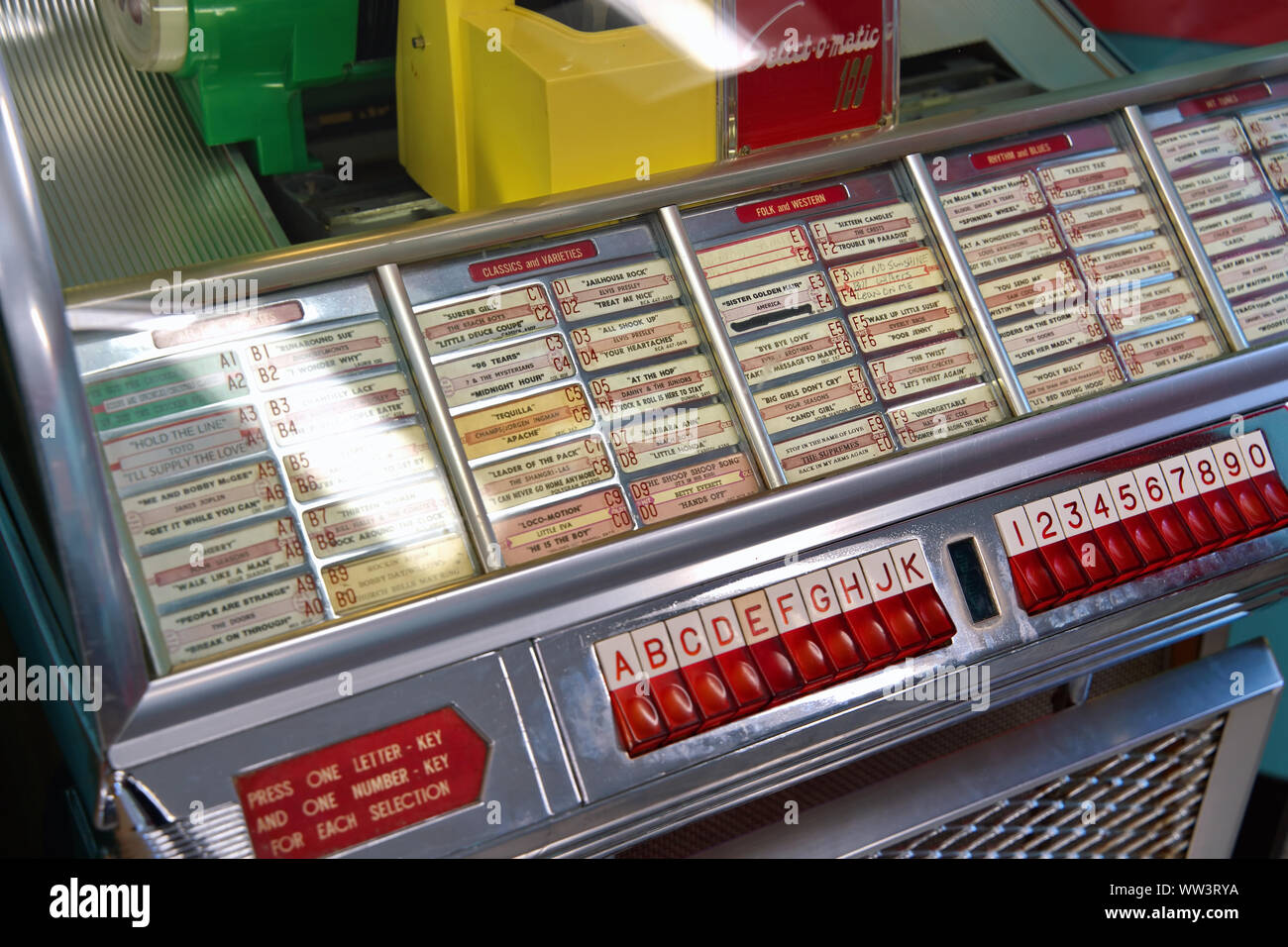 Rocky Hill, CT USA. Mai 2019. Un jukebox classique, ils ont été les premiers appareils jouer musique automatisé à partir d'un âge d'or du divertissement américain. Banque D'Images