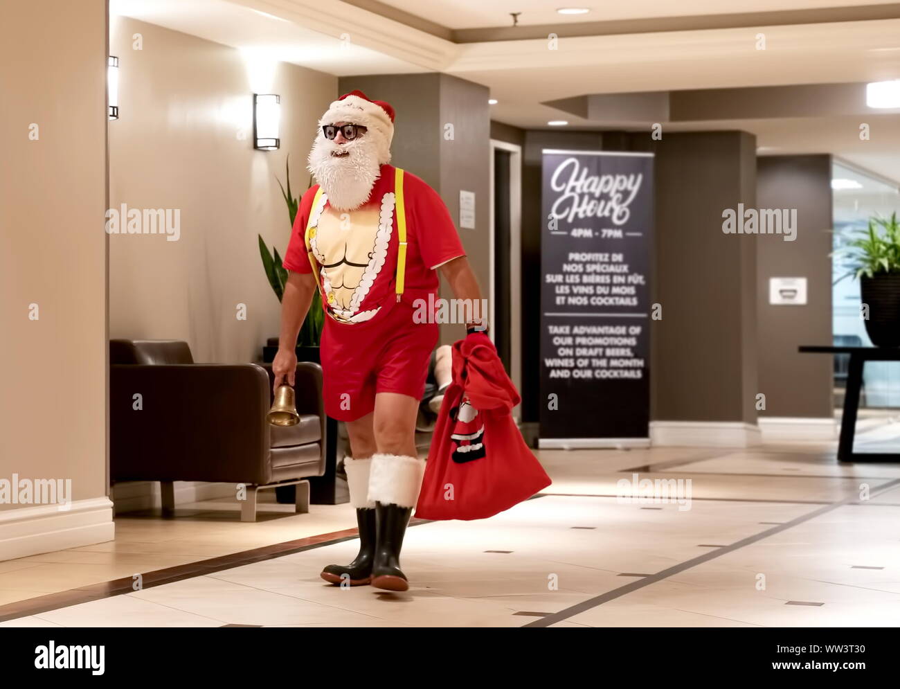 Montréal, Canada. Jul 2019. Homme dans un costume de Père Noël disque body workout exposer certains laissant un abs booze bar après l'heure de l'événement. Banque D'Images