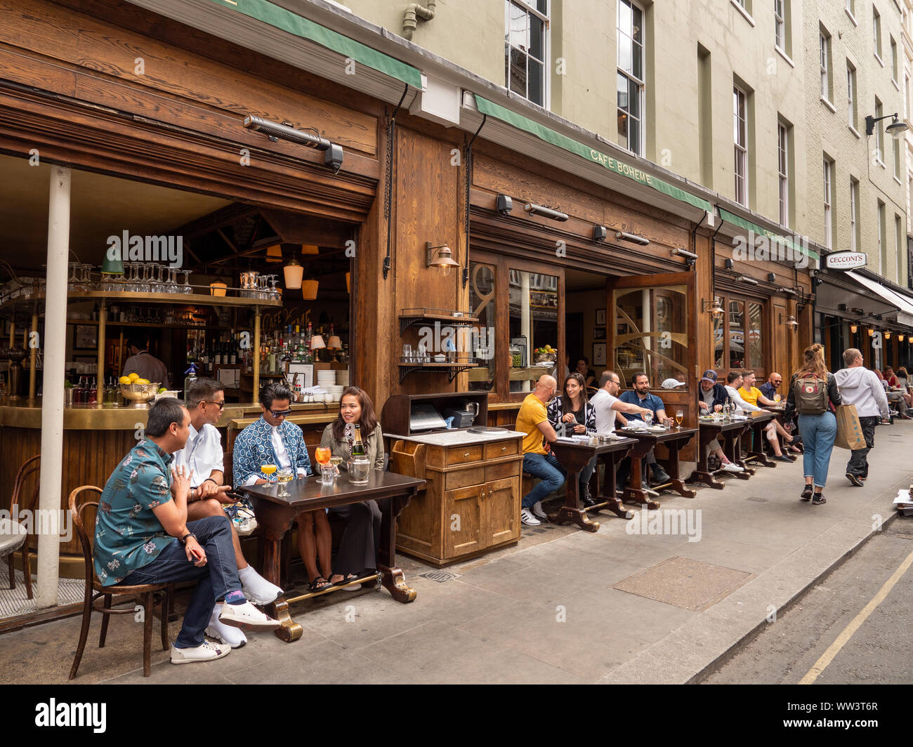 Tables à l'extérieur de la chaussée Cafe Boheme, Old Compton Street