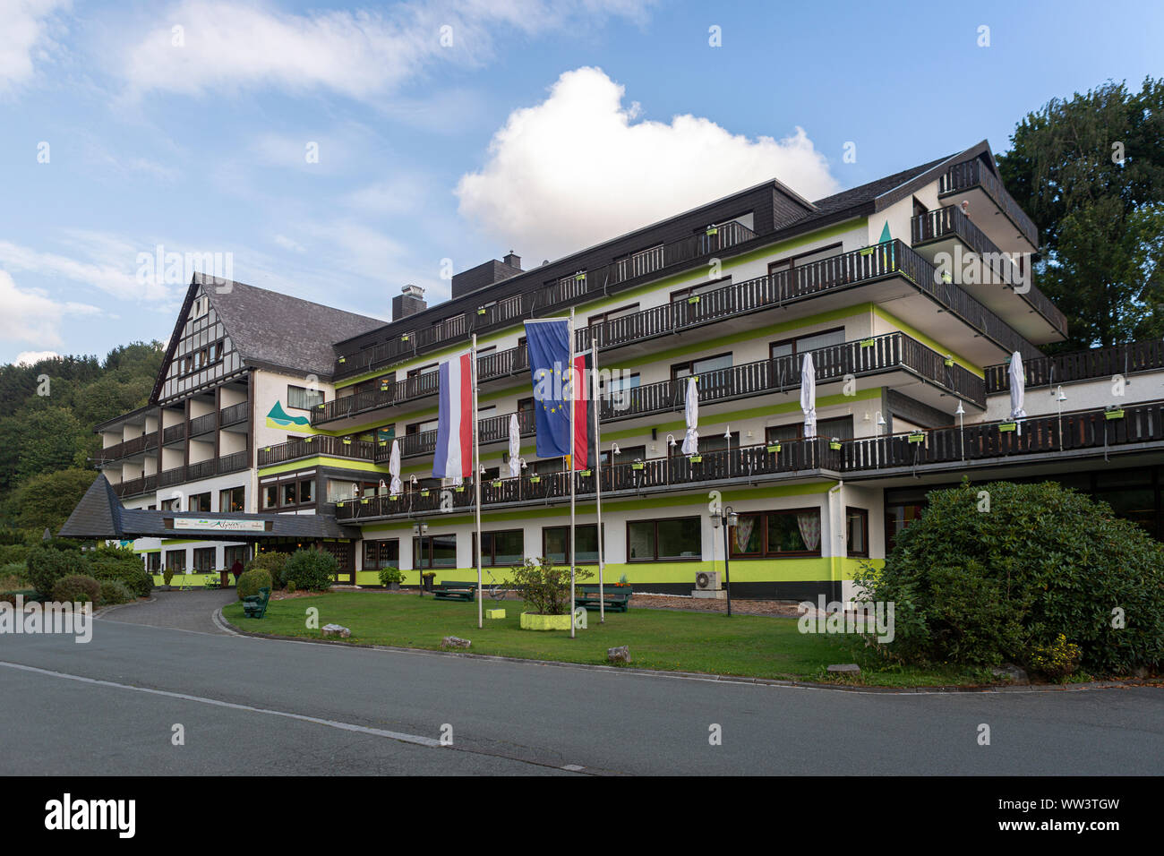 L'hôtel alpin dans le spa et ski village de Grafschaft dans la région du Sauerland, près de Winterberg contre un ciel bleu avec des nuages Banque D'Images
